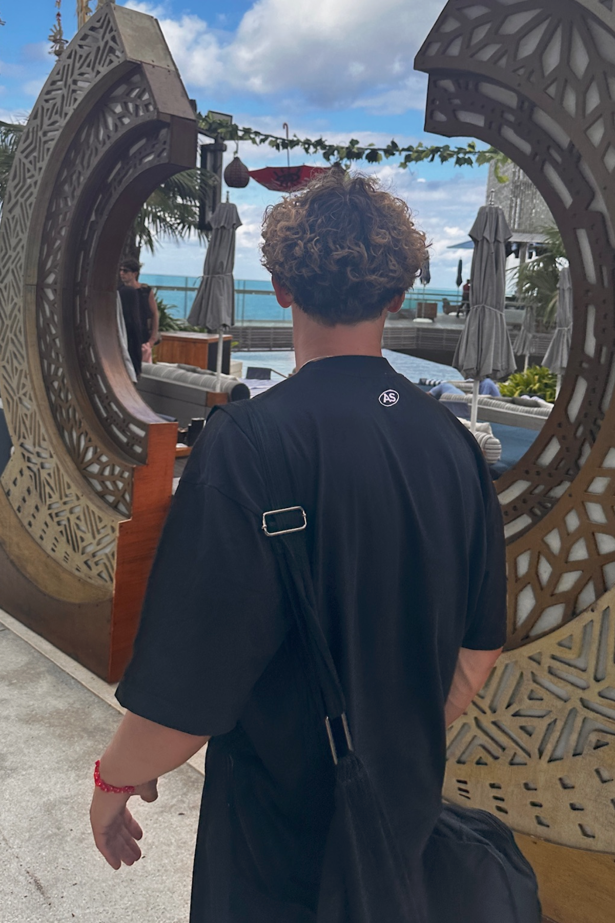 EMBROIDERED T-SHIRT BLACK